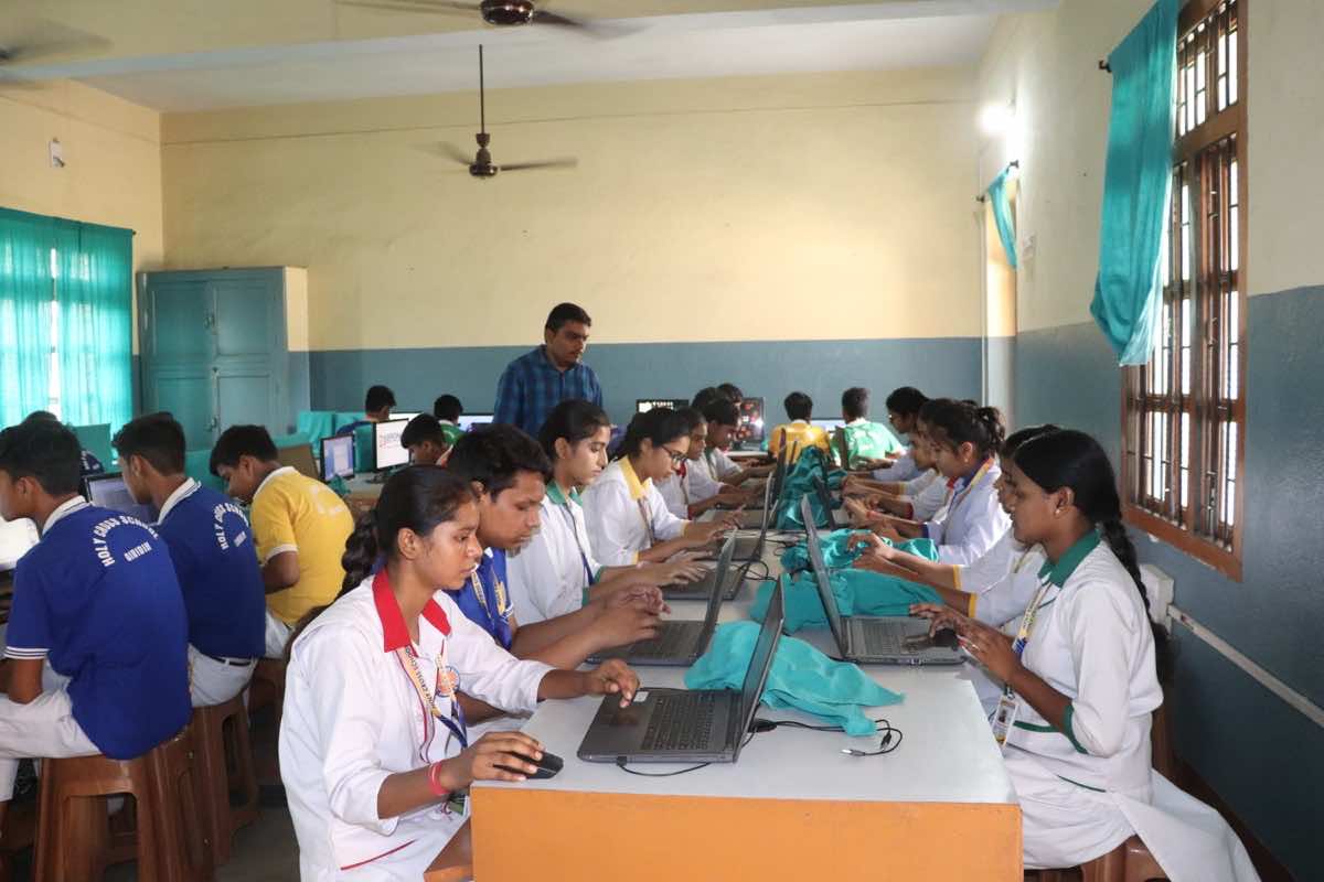 COMPUTER LAB - Holy Cross School, Giridih, Jharkhand