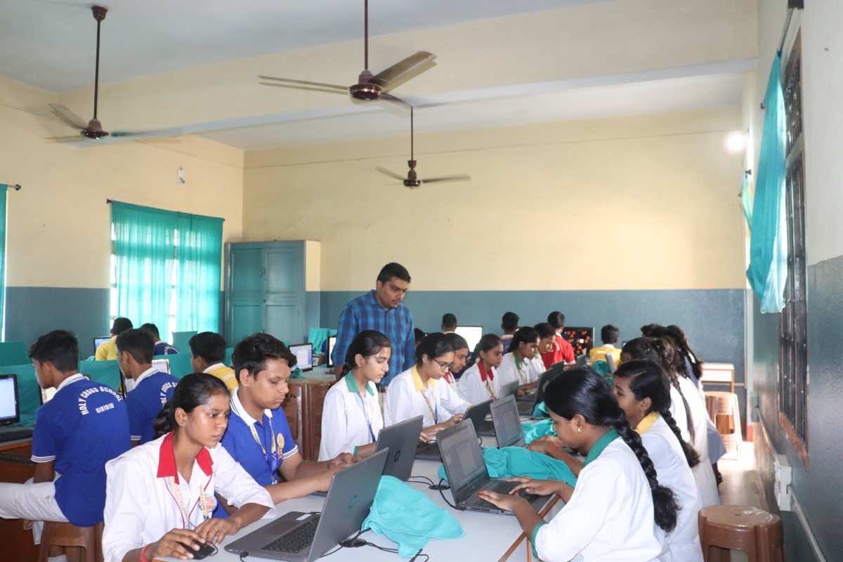 COMPUTER LAB - Holy Cross School, Giridih, Jharkhand