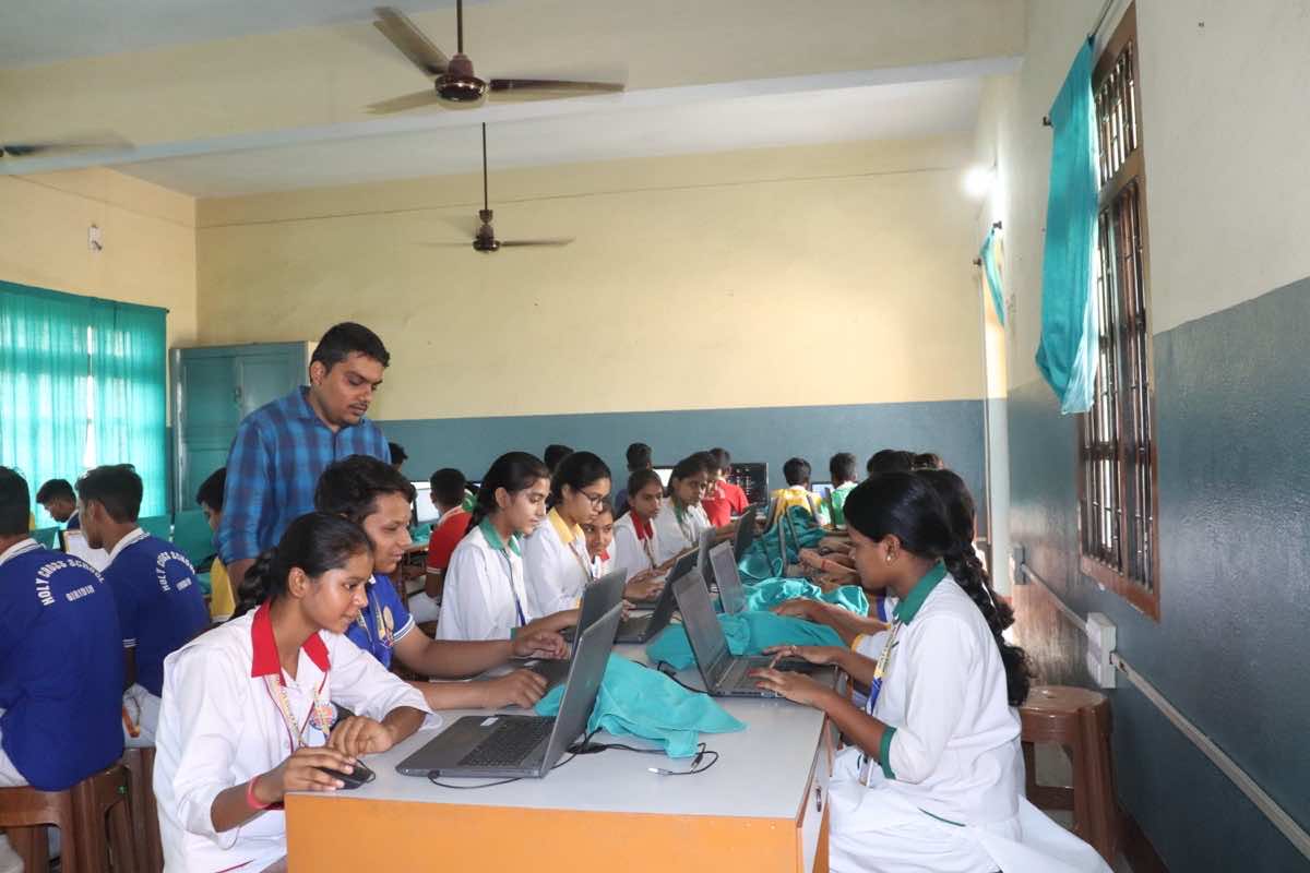 COMPUTER LAB - Holy Cross School, Giridih, Jharkhand