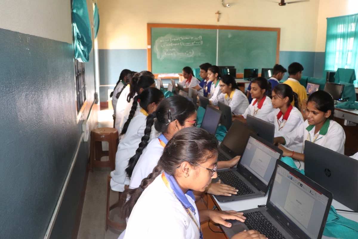 COMPUTER LAB - Holy Cross School, Giridih, Jharkhand